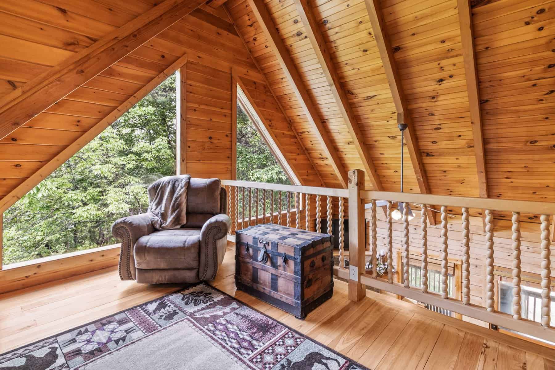 The living room of a cabin in pigeon forge, tennessee.